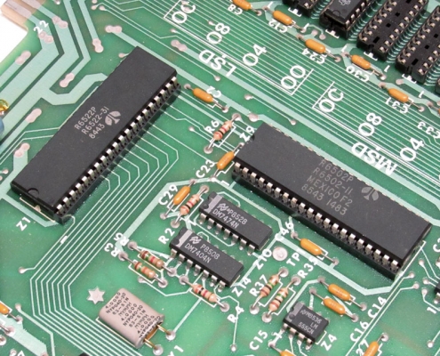 Particolare del microprocessore R6502 e del chip di interfaccia VIA R6522.